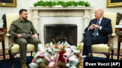 Președintele ucrainean Volodimir Zelenski, alături de liderul SUA, Joe Biden, la întâlnirea organizată joi la Casa Albă.