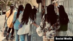 Žene bez marama na ulicama različitih gradova u Iranu, protive se zakonu o obaveznom hidžabu