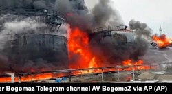 Нафтові резервуари горять після атаки безпілотника у Клинцях, місті в Брянській області Росії, приблизно за 60 кілометрів від українсько-російського кордону, 19 січня 2024 року