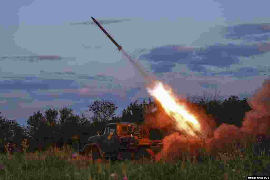 Український артилерійський розрахунок веде вогонь з реактивної системи залпового вогню «Град» по позиціях росіян поблизу Бахмута 12 липня 2023 року. Сергій Череватий, речник східного військового командування, заявив, що Україна досягла «часткового успіху» на південних флангах зруйнованого міста і що українські війська утримують там стратегічну ініціативу
