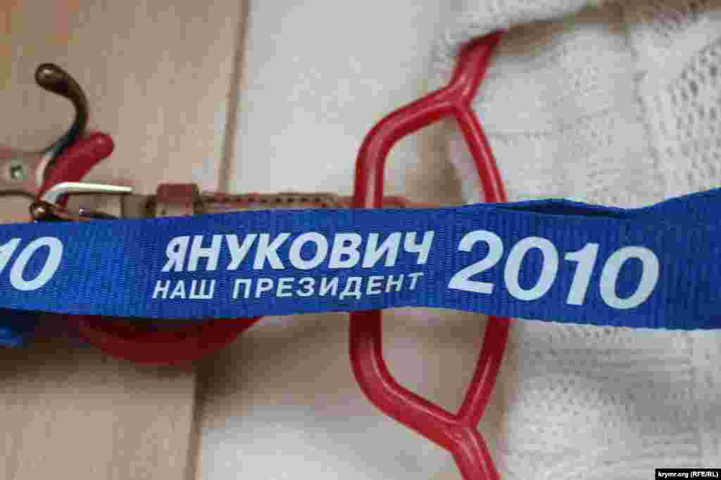 Напоминание о выборах президента в 2010 году: «Янукович наш президент», магазин в одном из крымских городов, август 2024 г.