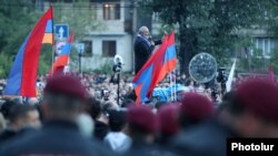 Տավուշի թեմի առաջնորդ Բագրատ արքեպիսկոպոս Գալստանյանը ելույթ է ունենում կառավարական առանձնատան մոտ, 26-ը մայիսի, 2024թ.
