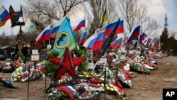 Москва офіційно востаннє називала кількість убитих у вересні 2022 року ‒ тоді заявляли про 5937 загиблих. На фото: могили російських військових на кладовищі у Волгоградській області, березень 2024 року