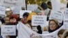 Sute de grefieri au protestat lângă sediul Înaltei Curți pentru a-și obține salariile restante. Acestea au fost câștigate în instanțe. ICCJ a decis ca de aceste drepturi să geneficieze toți grefierii, pe sistemul practicat de magistrați. 
