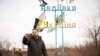 Президент Володимир Зеленський записує відеозвернення до українців на вʼїзді до Авдіївки у грудні 2023 року