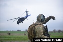 Як твердить командир екіпажу, десантування спецпризначенців, яке відпрацьовують на навчаннях, відбувалося і «на території противника, на нашій окупованій території»