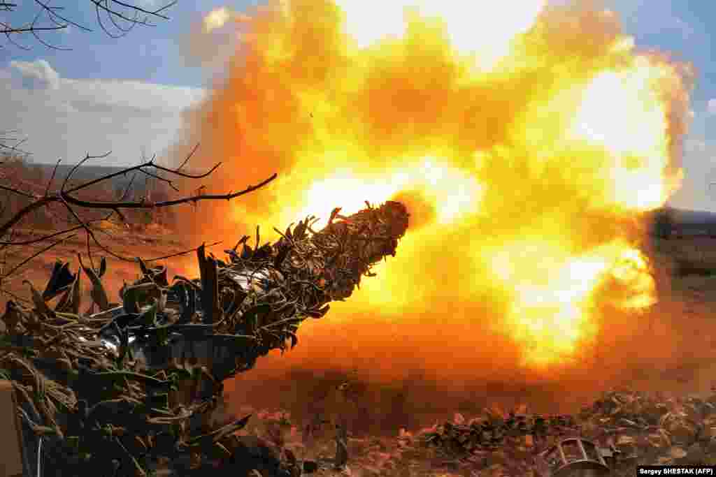 Український танк Т-72 веде вогонь по російських позиціях на передовій поблизу Бахмута. 26 березня 2023 року. Днем раніше головнокомандувач Збройних сил України Валерій Залужний заявив, що ситуація в Бахмуті та його околицях «стабілізувалася»