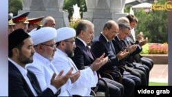 Prezident Shavkat Mirziyoyev, muftiy Nuriddin Xoliqnazarov, Bosh vazir Abdulla Aripov va boshqa rasmiylar Toshkentdagi "Shahidlar xotirasi" xiyobonidagi marosimda. 31-avgust, 2023