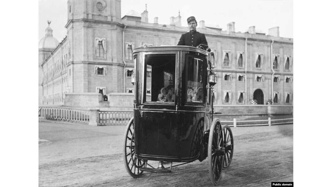 Russian engineer Hippolyte Romanov demonstrates an electric carriage of his own invention outside Gatchina Palace, near St. Petersburg, in the early 1900s.
