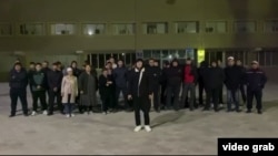 Тұрақты жұмыс сұрап, Жаңаөзен қалалық әкімдігі алдында тұрған халық. 7 сәуірге қараған түн, 2023 жыл.