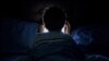 „Copiii de azi stau tot timpul cu ochii în telefon, noi ne jucam pe-afară, la vârsta lor”. Mit, sau realitate? O comisie franceză crede că temerile sunt mai degrabă justificate. 