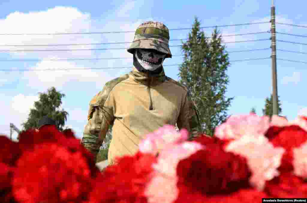 Наемник частной военной компании "Вагнер" в России стоит рядом с мемориалом "вагнеровцам" в Санкт-Петербурге, 24 августа 2023 года. (REUTERS/Anastasia Barashkova)