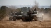 Членове на испанските въоръжени сили помагат в обучението на украински военен персонал в използването и поддръжката на бойни танкове "Леопард 2" в тренировъчния център Сан Грегорио в Сарагоса, Испания, на 13 март 2023 г.