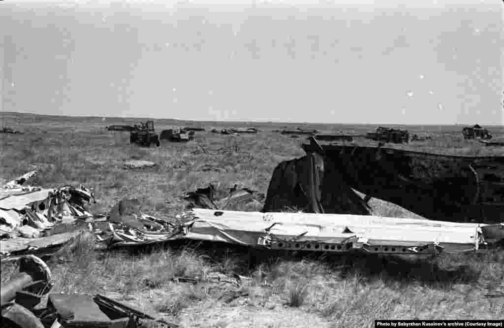 1949 жылдан бастап Семей полигонында 460-тан астам ядролық жарылыс (116-сы жер бетінде) жасалған. 1961-1962 жылдары әуеде және жер үстінде 50-дей ядролық бомба сынақтан өткізілген. Полигондағы жарылыстардан шыққан радиация төңірекке тарап, тіршілік атаулыға орасан зор зиян келтірген. Полигон маңындағы халық арасында бейдауа дерт пен мезгілсіз өлім жиі болатыны жөнінде Азаттықта кейбір деректер сақталған.