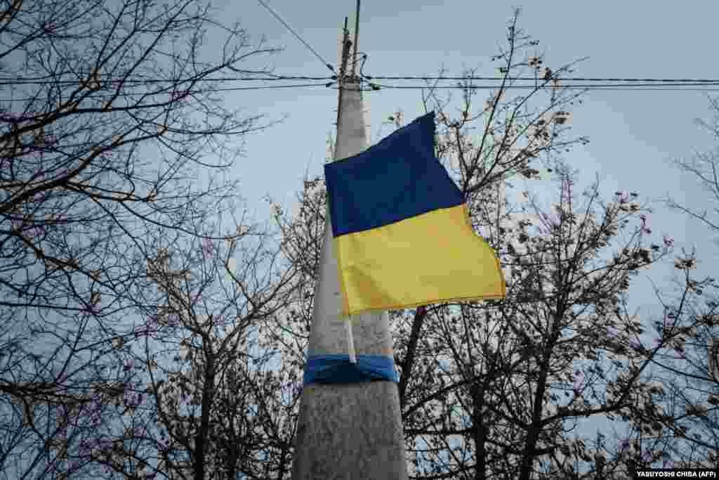 Зараз на вулицях Куп'янська майорять синьо-жовті українські прапори. Під час російської окупації українську державну символіку знищували. Місцеві жителі розповідають, що їх змушували розфарбовувати мости в червоно-біло-сині кольори російського прапора. Після звільнення міста їх перефарбували в синьо-жовтий колір. Олександр Тимошенко нагадав про обмеження під час окупаційної влади: «Всюди стояли російські блокпости, людей не випускали»