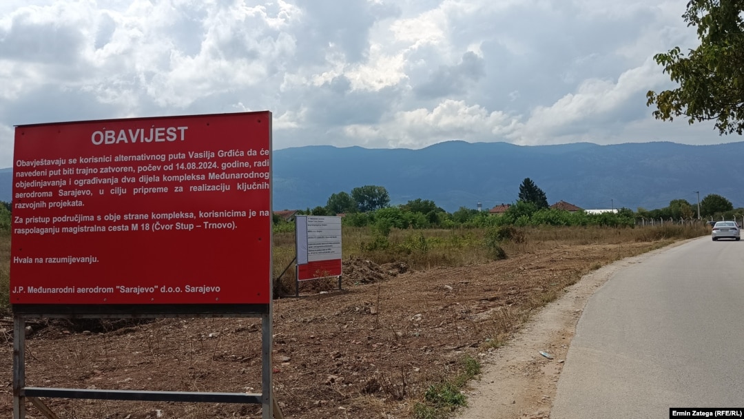 Tabla kojom je Međunarodni aerodrom Sarajevo obavjestio stanovnike ulice Vasilja Grđića da će ova ulica biti trajno zatvorena od 14. augusta 2024.
