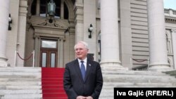 Ambasador Sjedinjenih Država Kristofer Hil ispred Skupštine Srbije, 20. april 2023. 