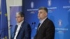 Prim-ministrul Marcel Ciolacu (dreapta) și Marcel Boloș, ministrul de Finanțe, în timpul unor declarații de presă la sediul ministerului din București, 2 august 2023.