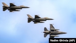 Истребители F-16, фото иллюстративное