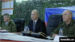 Vladimir Putin sa general-pukovnikom Mihailom Teplinskim, komandantom Vazdušno-desantnih trupa (lijevo), i general-pukovnikom Olegom Makarevičem, komandantom Grupe trupa "Dnjepar".