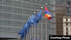 Եվրամիության և Հայաստանի դրոշները Բրյուսելում Եվրահանձնաժողովի կենտրոնակայանի դիմաց, արխիվ