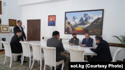 Жогорку соттун төрагасы Замирбек Базарбеков (оңдо) баштаган кеңешме соттордун арызын карап жатат.