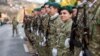 Militari ai Armatei Române se pregătesc de defilarea de Ziua Națională a României.
