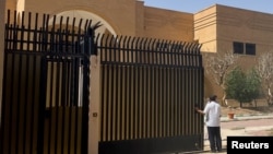 نمایی از سفارت جمهوری اسلامی ایران در ریاض که درهای آن روز چهارشنبه پس از سال‌ها گشوده شد