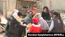 Марал Шаболотова балдары менен бузулган үйүнүн короосунда күн кечирип жаткан. 