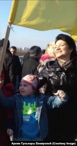 Gülnara Bekirova torunı ile Ukrayina mustaqilligini qorçalav mitinginde, Çonğar, 2014 senesi mart
