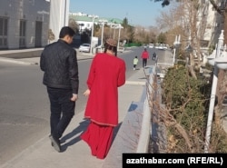 Молодая пара на улице в Ашхабаде
