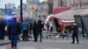 Ruski istražitelji kod kafića u Sankt Peterburgu u kojem je bloger Maksim Fomin (Vladlen Tatarski) ubijen u eksploziji u aprilu.