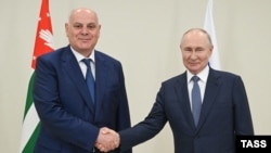 Аслан Бжания и Владимир Путин, архивная фотография