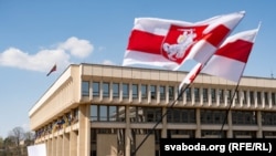 Беларускія сьцягі каля Сейму Літвы. Архіўнае фота