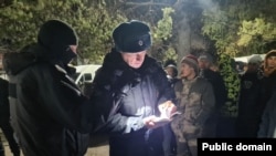 Полицейский рейд в отношении мигрантов. Архивное фото