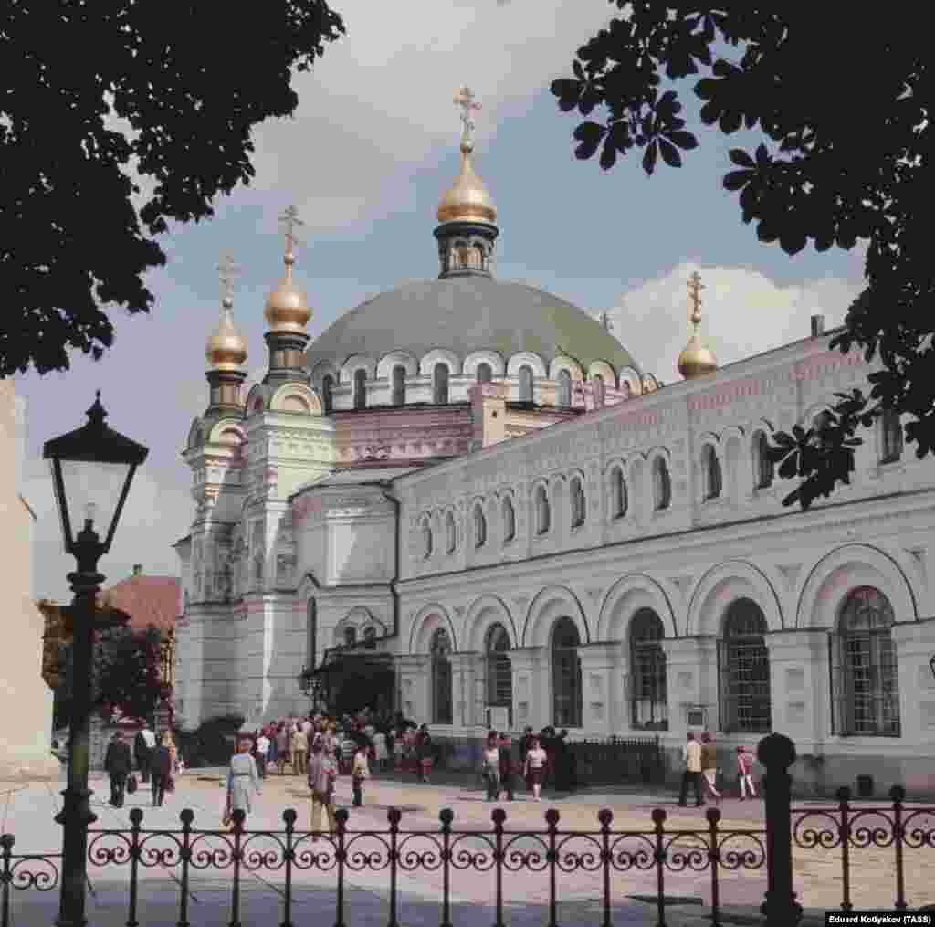 Трапезная церковь, фото 1977 года. В советское время духовенство подвергалось репрессиям со стороны властей вплоть до 1960-х годов. Во время советско-украинской войны пробольшевистские силы в 1918 году казнили митрополита Русской православной церкви за стенами лавры 