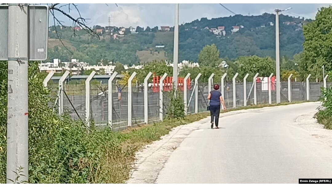 Kako bi produžio pistu za još 500 metara, Aerodrom Sarajevo planira trajno zatvoriti ulicu Vasilja Grđića. Usta ulica bez trotoara prolazi uz jugozapadnu ogradu aerodroma i preko parcele koja pripada ovom preduzeću još od 80-ih godina prošlog vijeka (foto: 20. avgusta 2024.)