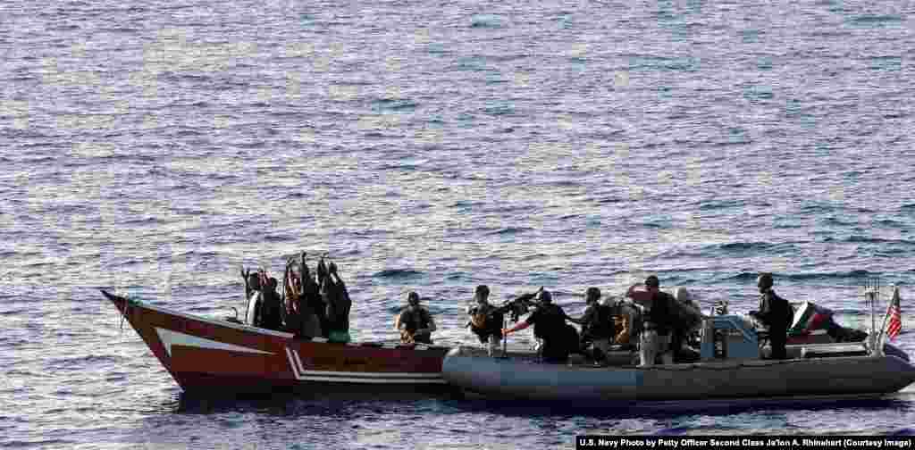 Gărzile de coastă americane se pregătesc să abordeze o navă suspectată de piraterie în Golful Aden în mai 2010. NATO a fost, de asemenea, implicată în operațiunea de reprimare a pirateriei în largul coastelor Africii din 2008 până în 2016. 