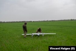 Бійці 22-ї механізованої бригади встановлюють обладнання для розвідувального безпілотника Poseidon H10, район Часів Яру