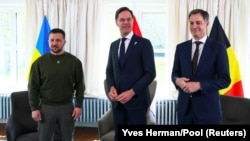 (Злева направа) Прэзыдэнт Украіны Ўладзімір Зяленскі, прэм'ер-міністар Нідэрляндаў Марк Рутэ і прэм'ер-міністар Бэльгіі Аляксандар дэ Кроа, Гаага, Нідэрлянды, 4 траўня 2023 