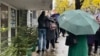 Roditelji dece i drugi građani&nbsp;okupili su se ispred škole&nbsp;&quot;Vladislav Ribnikar&quot; 29. novembra u 8.40, u vreme kada je počela pucnjava 3. maja.