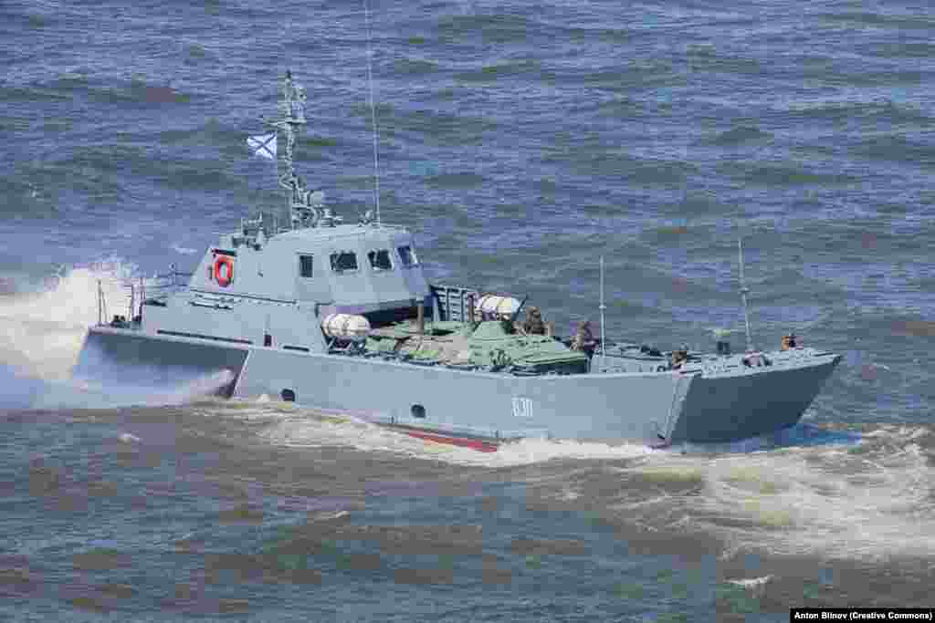 Десантный корабль класса «Серна» несет боевую машину пехоты по Волге в июле 2015 г. В мае 2022 года во время стоянки на острове Змеиный десантный корабль «Серна» был поражен ракетой, выпущенной с беспилотного летательного аппарата Bayraktar. Десантные корабли «Серна» предназначены для доставки бронетехники на «берег» и транспортировки грузов. Эти корабли имеют уникальную конструкцию «воздушной полости», которая нагнетает воздух под корпус корабля для снижения сопротивления.