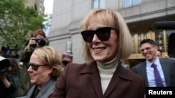 E. Jean Carroll izlazi iz suda nakon što je porota presudila u njenu korist, New York, 9. maj 2023.