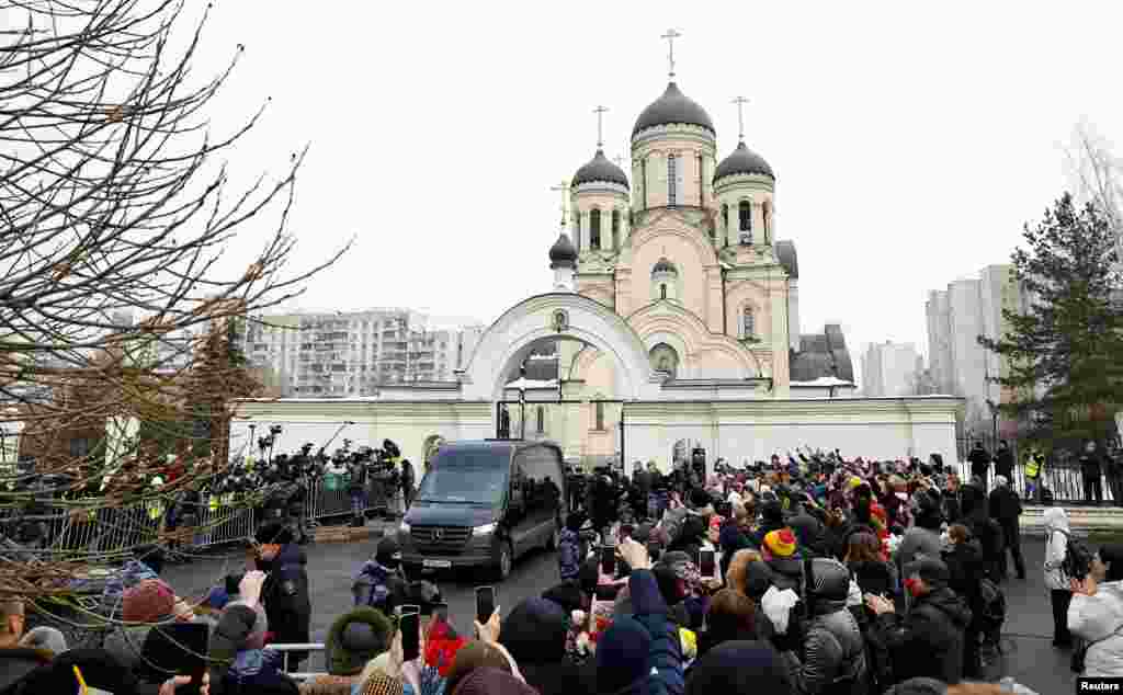 Алексей Навальный менен коштошууга миңдеген адамдар келип, көчөдө жана чиркөөнүн алдында кезекте турушту. Алар "Согушка жол жок", "Путин киши өлтүргүч", "Путинсиз Орусия", "Сен корккон эмессиң, биз да коркпойбуз" деген ураандарды кармап турушту. Активист менен коштошууга Екатеринбургдун мурдагы мэри Евгений Ройзман, АКШ элчиси Линн Трейси, Германия жана Франциянын элчилери келишти. 