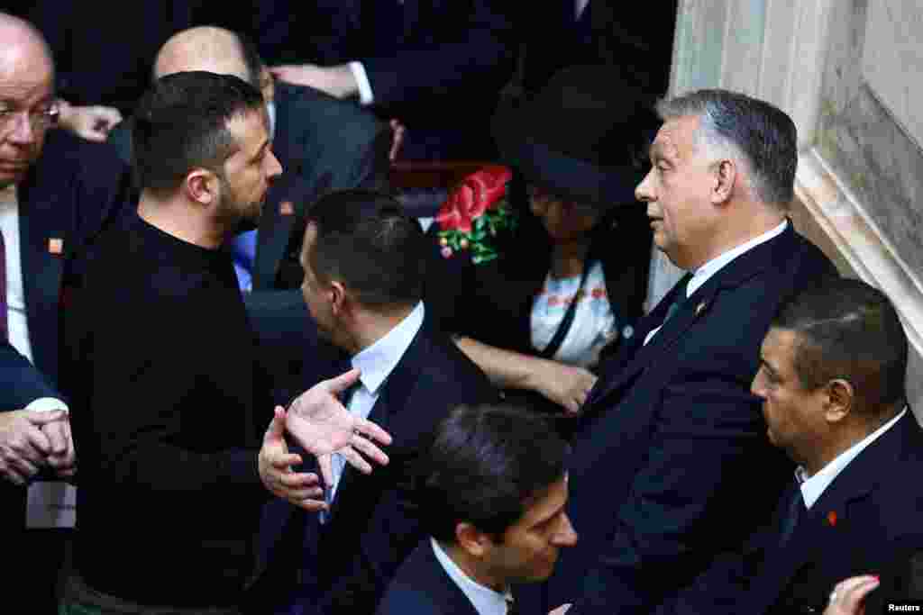 Orbán Viktor magyar miniszterelnök beszélget Volodimir Zelenszkij ukrán elnökkel, miközben részt vesznek Javier Milei megválasztott argentin elnök eskütételén a Nemzeti Kongresszusban Buenos Airesben 2023. december 10-én. Zelenszkij videónyilatkozatában elmondta, hogy őszinte beszélgetést folytatott Orbán Viktorral, amelynek „középpontjában európai ügyeink álltak” 