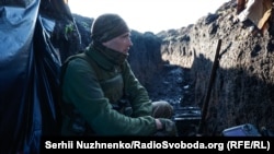 Ukrajinski vojnik u rovu u Bahmutu, 5. maj 2023. 