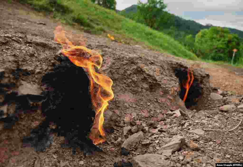 Acestea sunt focurile perene de gaze de la Turca, un sat din județul Buzău.