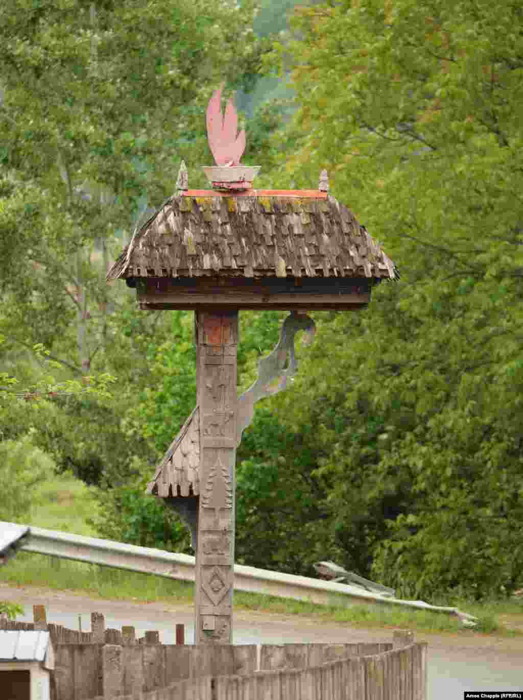 Intrarea în satul Andreiașu de Jos. Presa locală a relatat că în Andreiașu de Jos, unde accesul la focurile vii din România este cel mai ușor, în ultimii ani, numărul vizitatorilor. Un localnic și-a exprimat speranța că „poate se face ceva pentru această zonă, astfel încât să nu cadă în anonimat”.