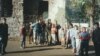 Grupa djece i omladine sa kanadskim vojnicima 1993. u Srebrenici