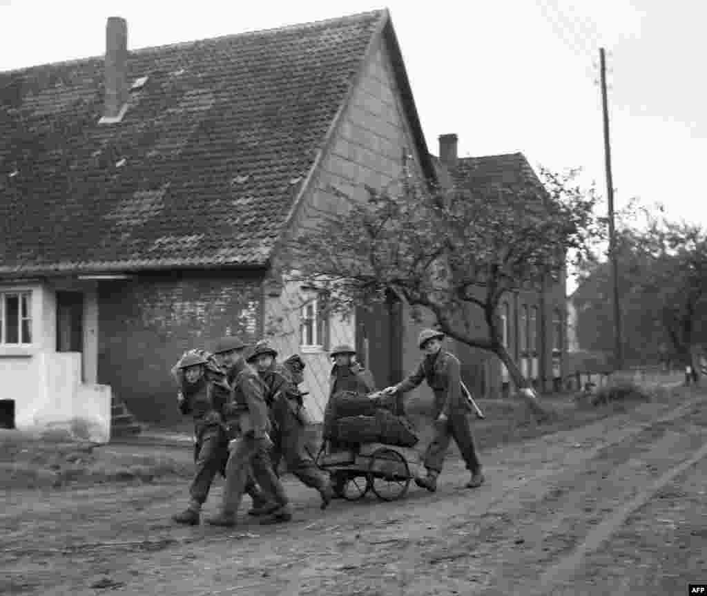 Soldați britanici în timpul unui exercițiu NATO în interiorul sectorului german controlat de Regatul Unit în septembrie 1951. Pe fondul creșterii tensiunilor cu Uniunea Sovietică a lui Stalin, semnatarii NATO au declarat că un atac asupra unui membru ar fi considerat un atac asupra tuturor. Această dispoziție a fost inclusă într-o secțiune cheie a tratatului NATO, cunoscută sub numele de articolul 5. 